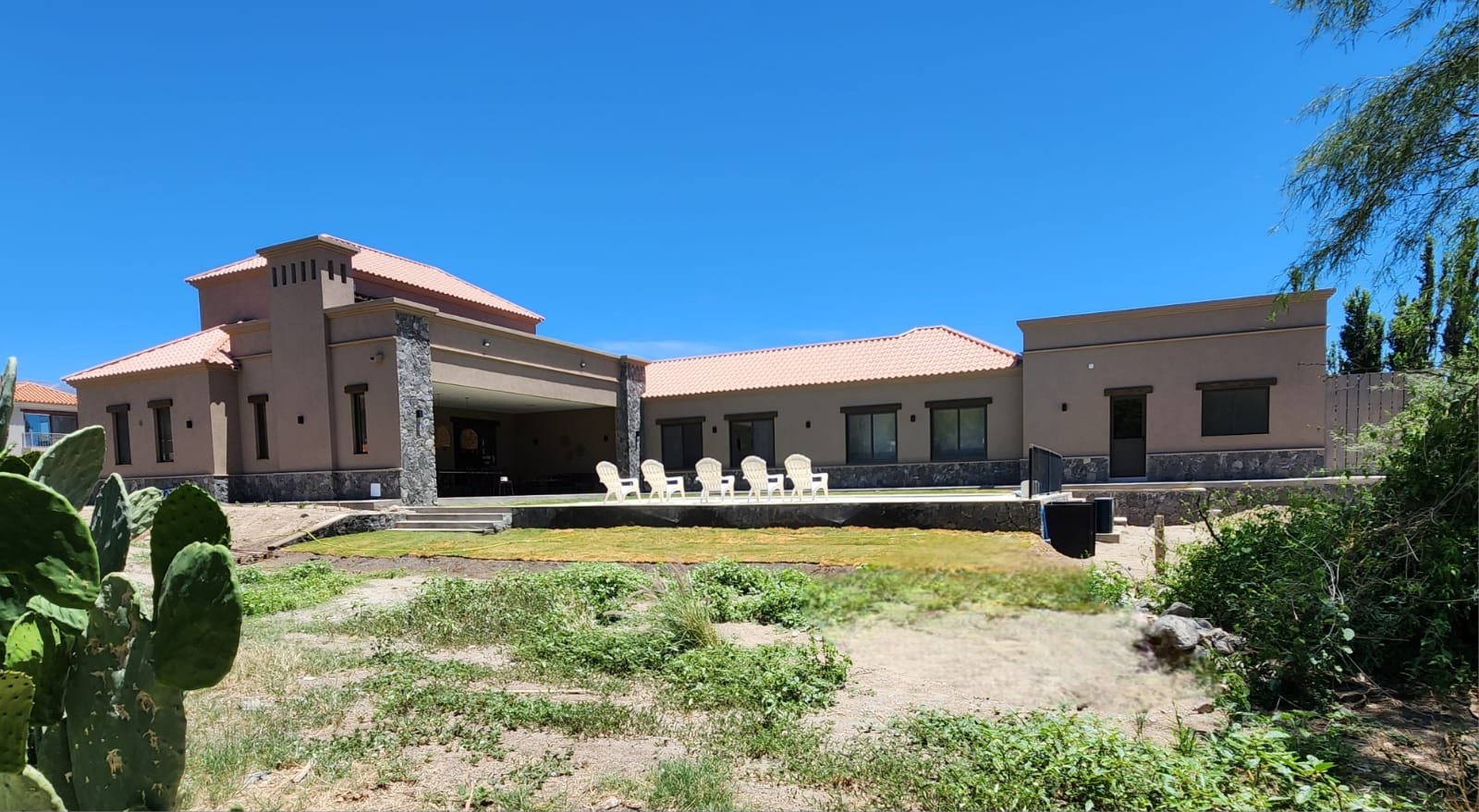 Casa moderna rural con fachada blanca y zona exterior — proyecto Ca La Estancia, por Luciana González Anderson, en Cafayate